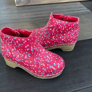 Adorable floral red clogs size 10